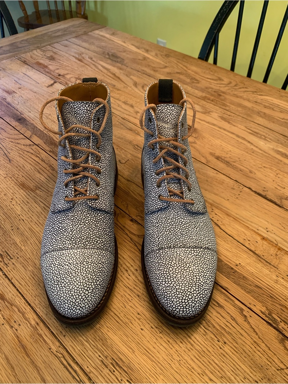 Taft Men's White & Tan Textured Chukka Boots